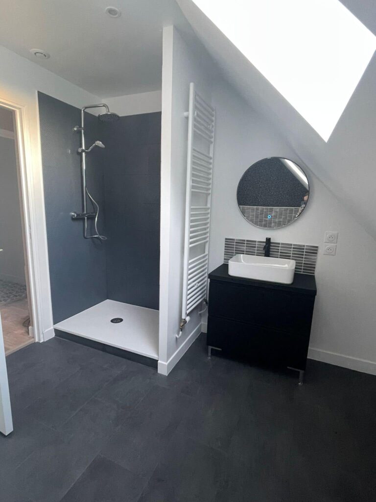 Rénovation de salle de bains moderne à Sotteville-lès-Rouen