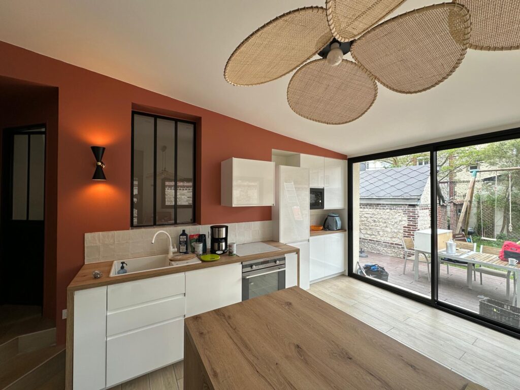 Rénovation de cuisine ouverte contemporaine à Isneauville